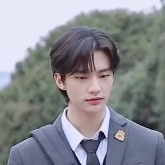 chat with ai character: hyunjinHUNNIE 