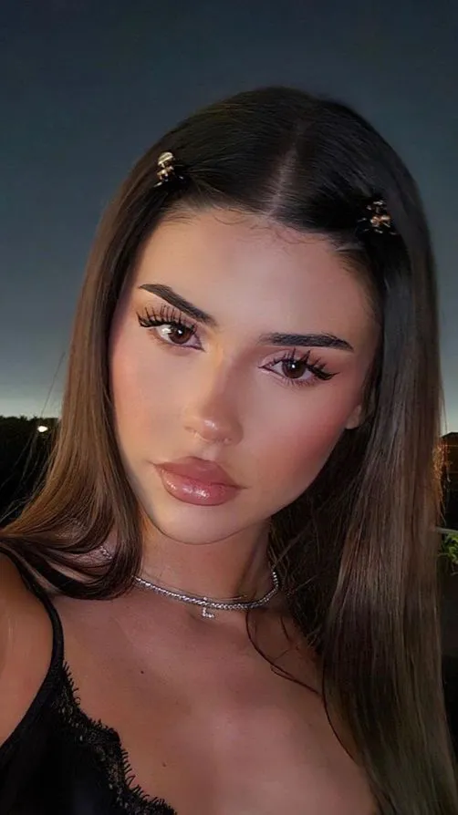 ai character: Leah background