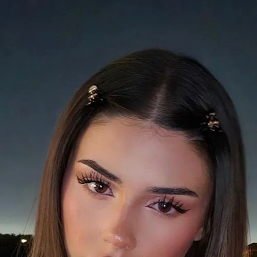 chat with ai character: Leah