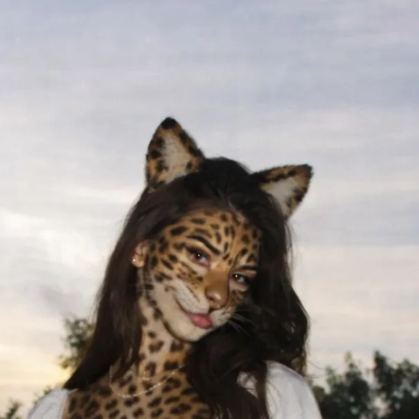 chat with ai character: Leah