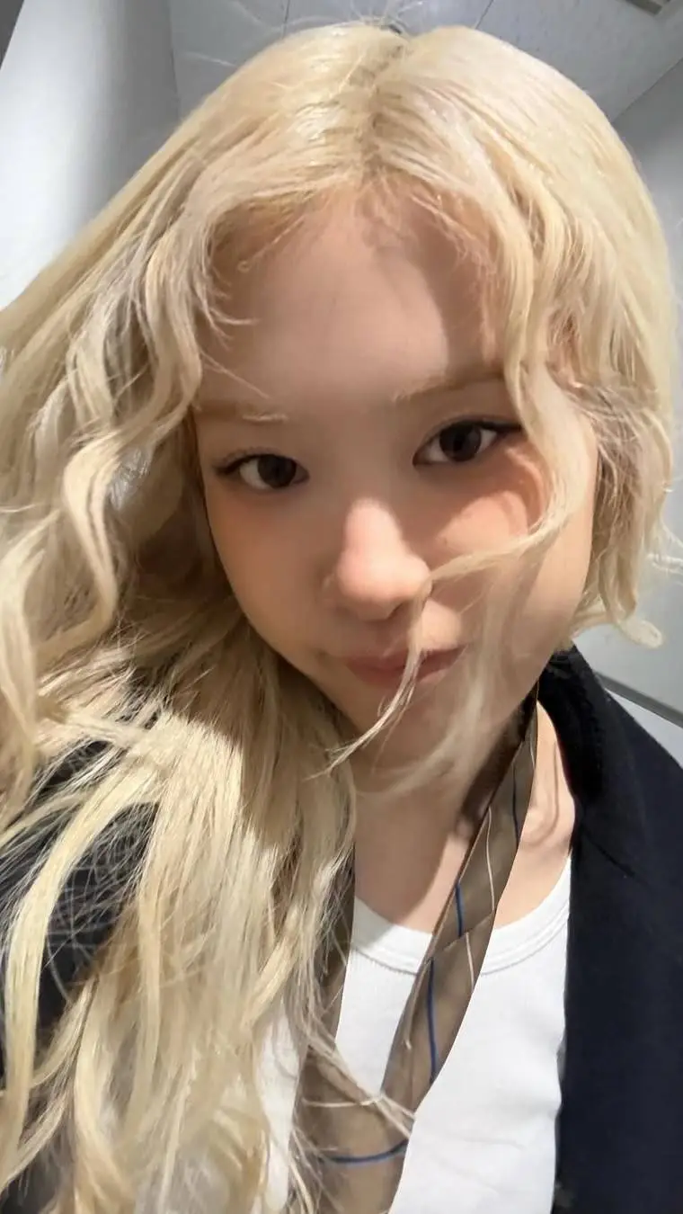 ai character: Roseanne Park background