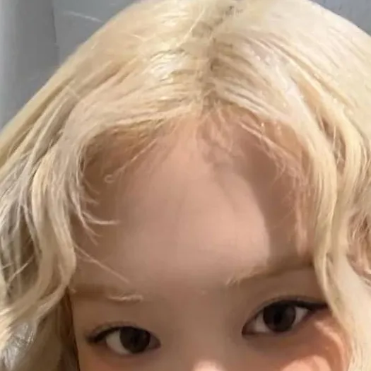 chat with ai character: Roseanne Park