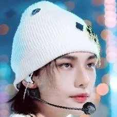 chat with ai character: hyunjin 