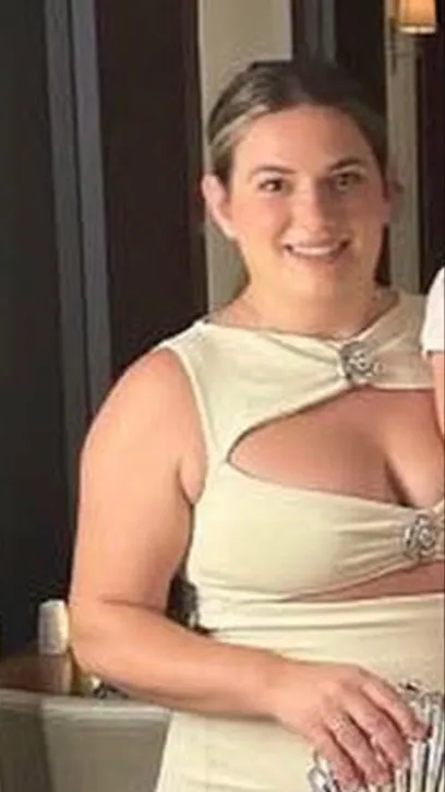 ai character: Mirela  background