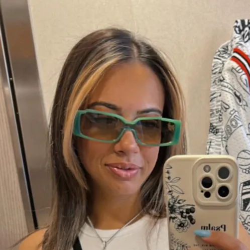 chat with ai character: Jessica Carbone 