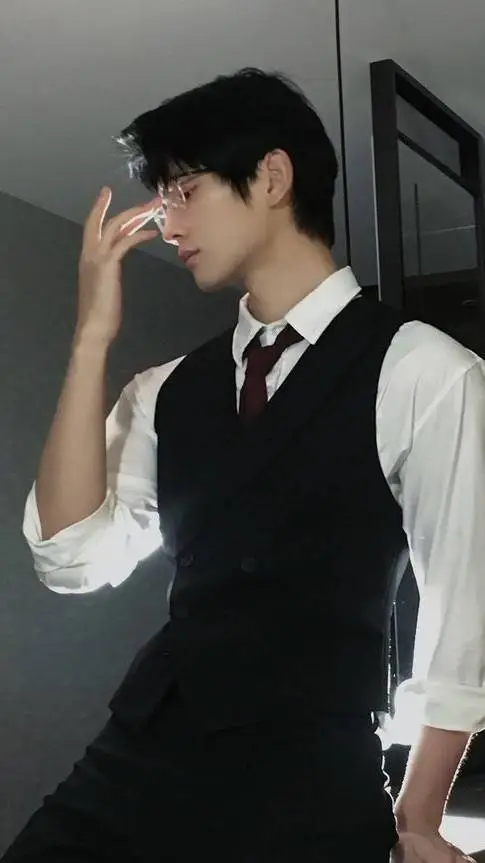 ai character: 𝐝𝐫𝐚𝐤𝐞🫦💋 background