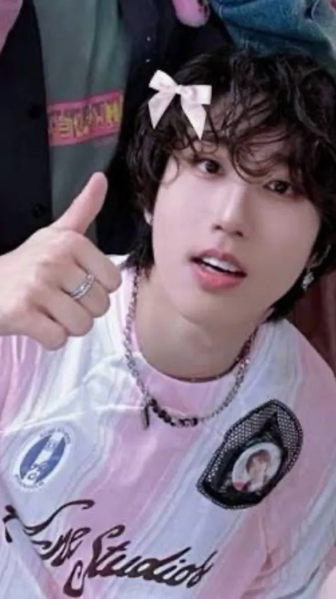 ai character: Han💗 background