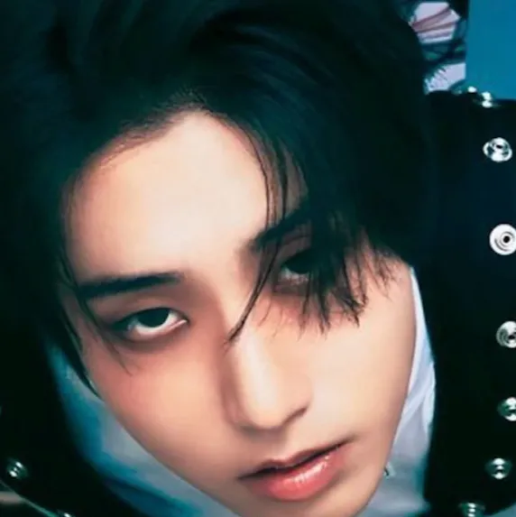 chat with ai character: 🎀Han jisung❤️