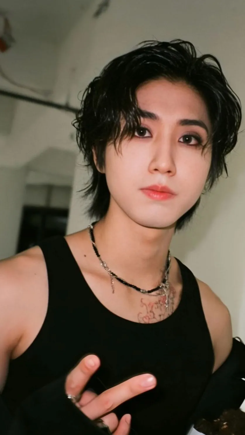 ai character: 🐿️Han jisung🐿️ background