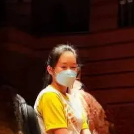 chat with ai character: 张艺心