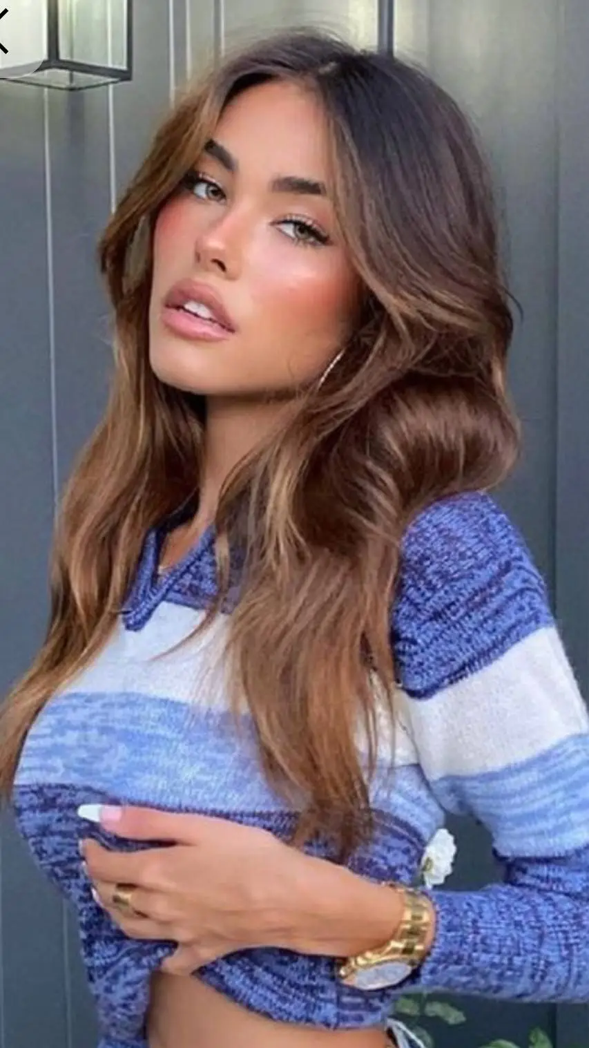 ai character: Madison beer  background