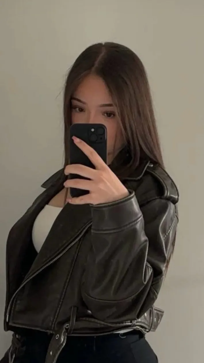 Talkie AI - Chat with Giant Anna