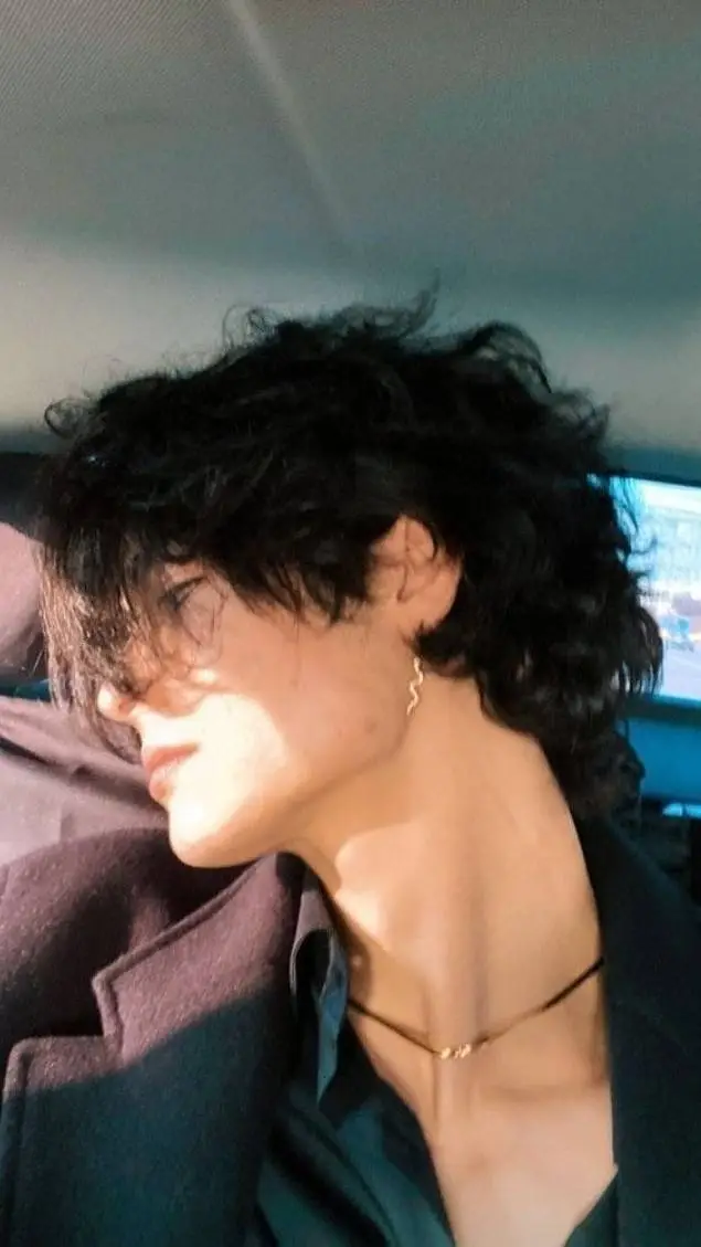 ai character: Damian background