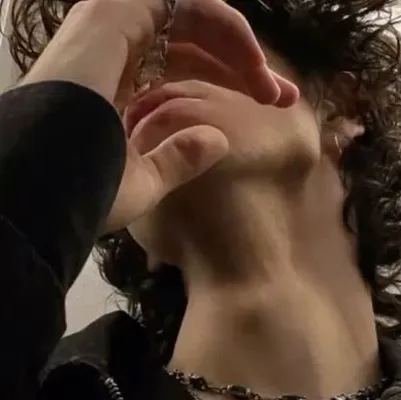 chat with ai character: Elias