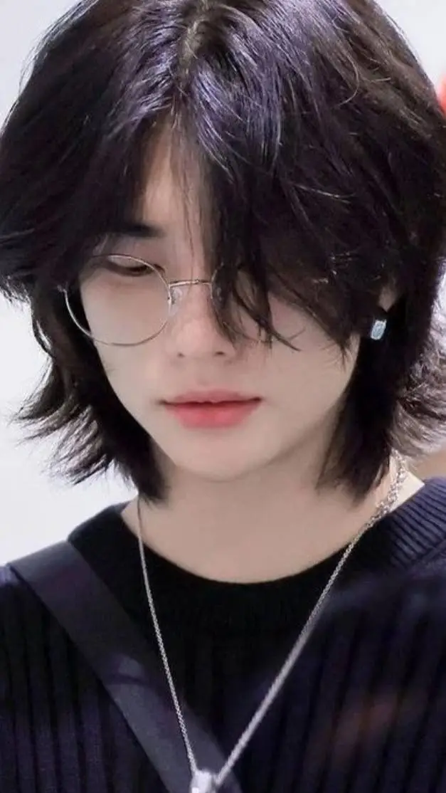 ai character: Hyunjin  background