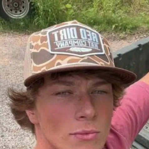 chat with ai character: Carter