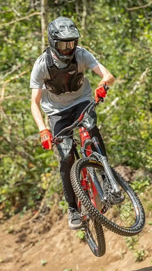 ai character: Patrick mit mtb background