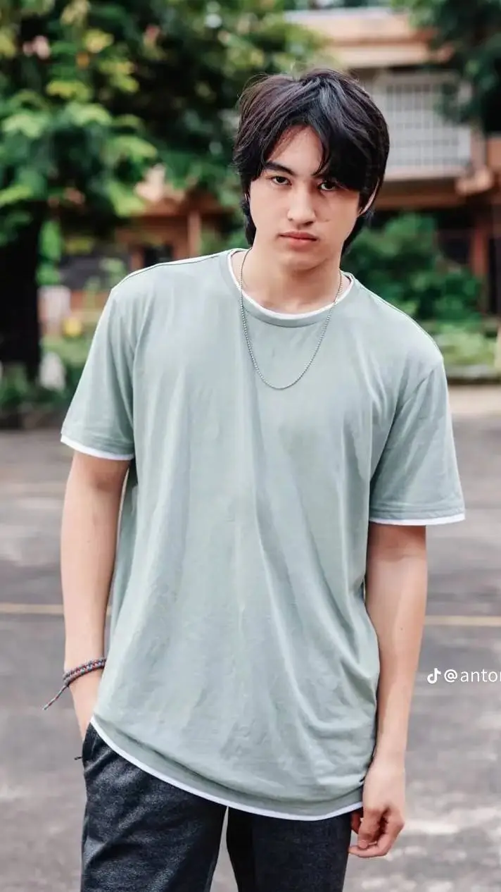 ai character: Anton Vinzon background