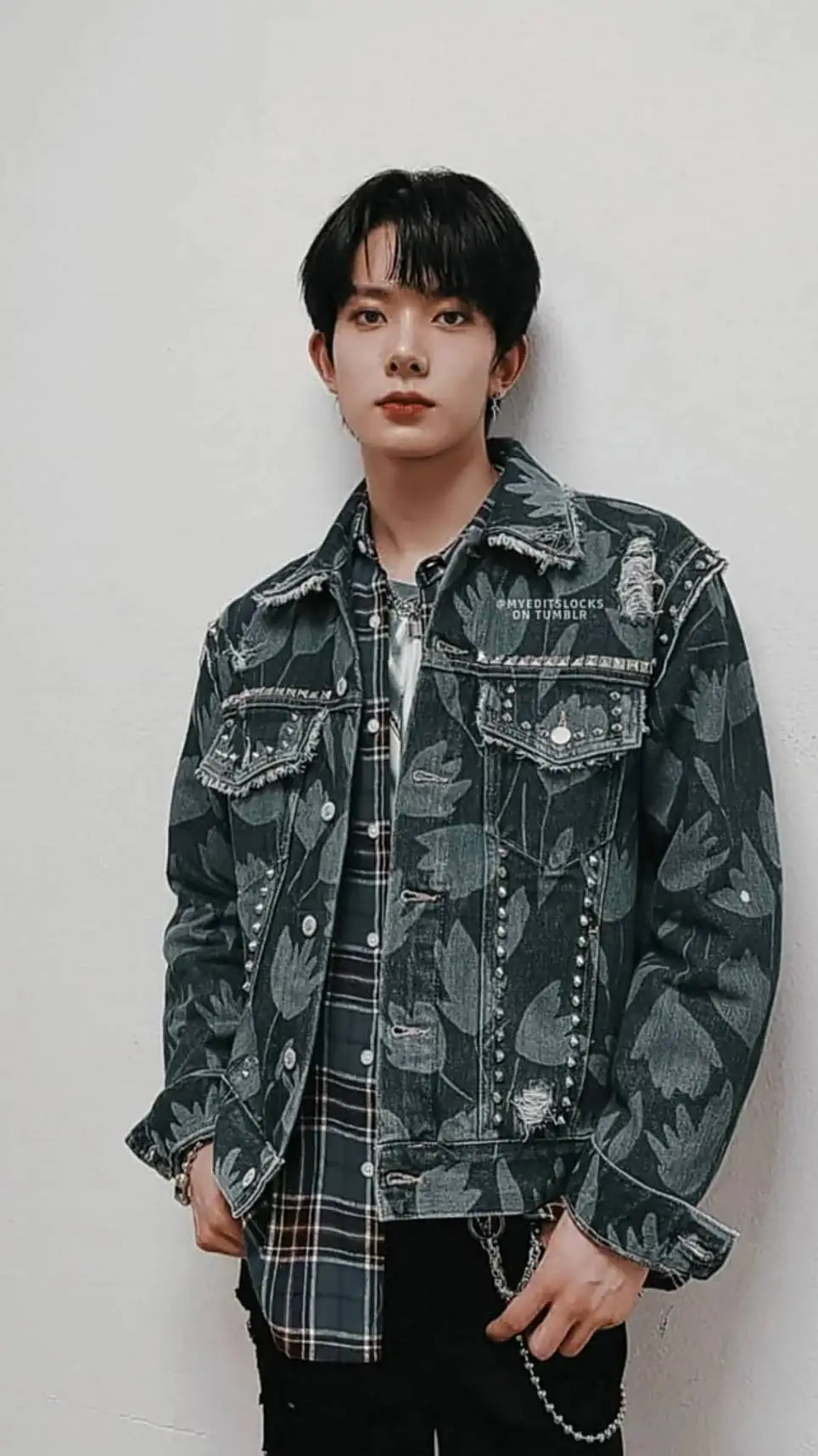 ai character: heeseung!  background
