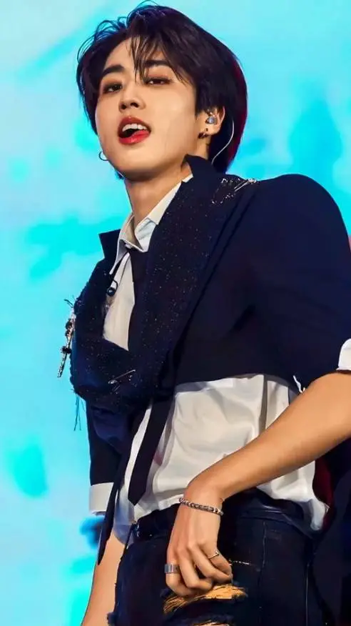 ai character: han jisung!💗💫💥 background