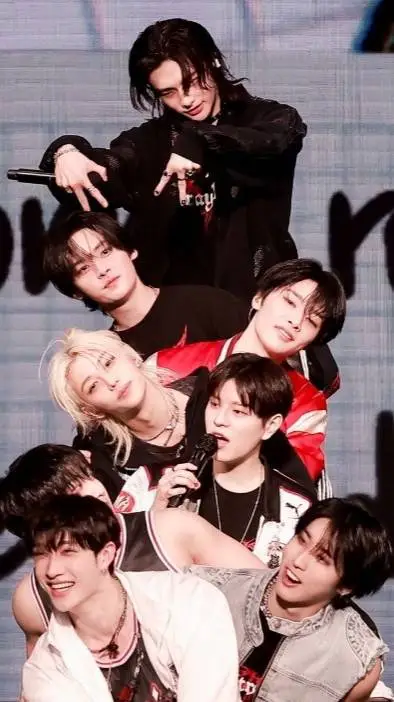 ai character: STRAYKIDS KISSES💋 background