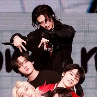 chat with ai character: STRAYKIDS KISSES💋