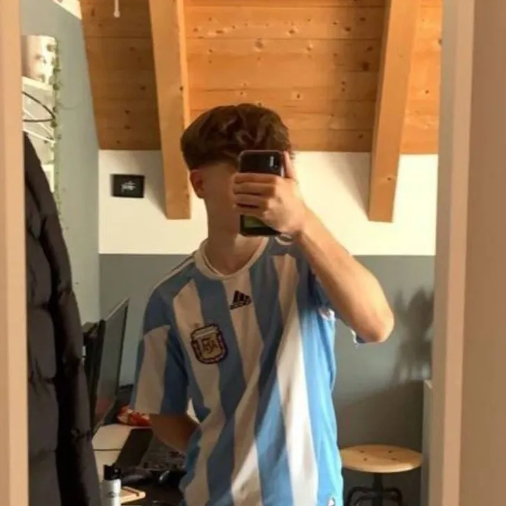 chat with ai character: Kriss