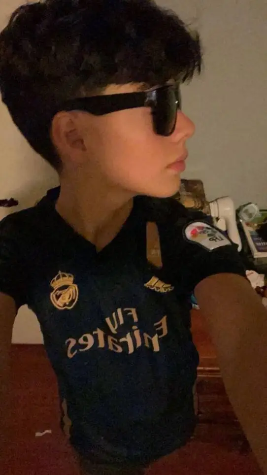 ai character: Max♈ background