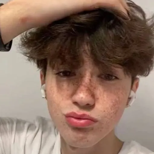 chat with ai character: Noah✡