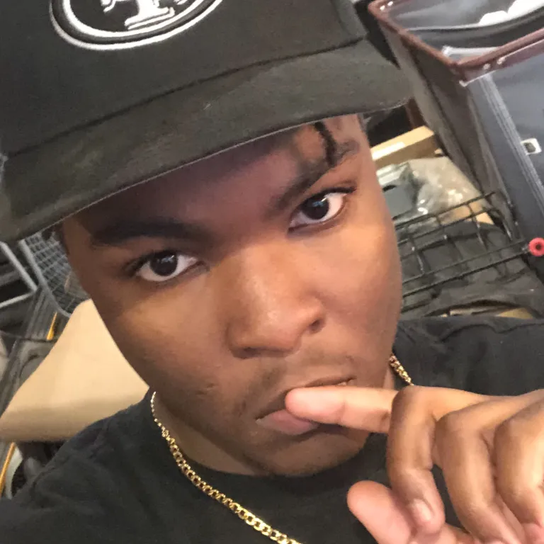 chat with ai character: Lj