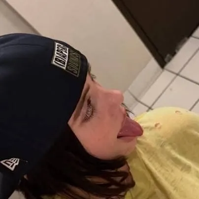 chat with ai character: Billie Eilish