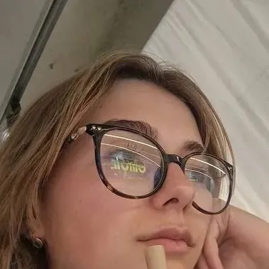 chat with ai character: Carina