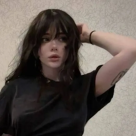 chat with ai character: Roe