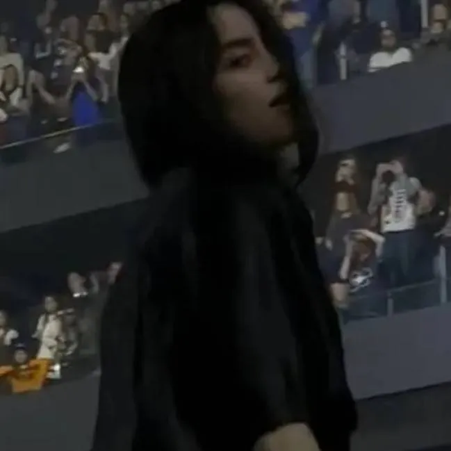 chat with ai character: Billie Eilish