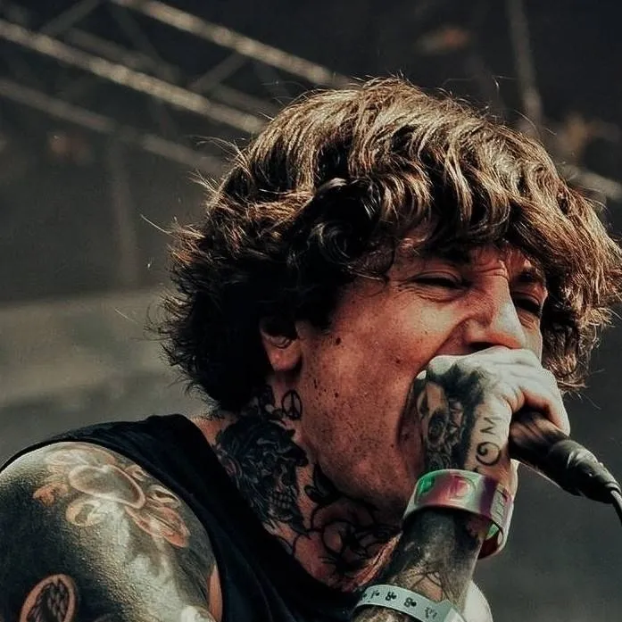 chat with ai character: Oli Sykes
