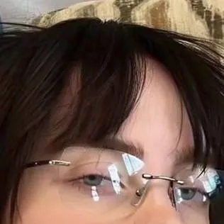 chat with ai character: Billie Eilish