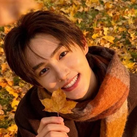 chat with ai character: cortis