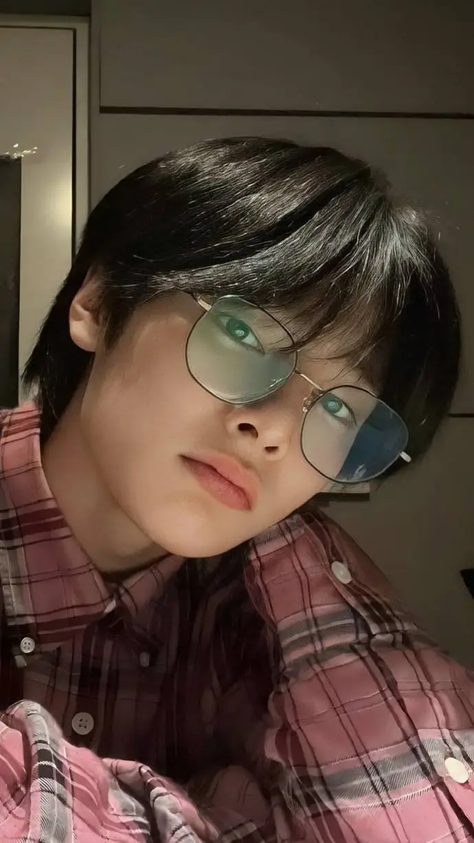ai character: ↫JEONGIN↬ background