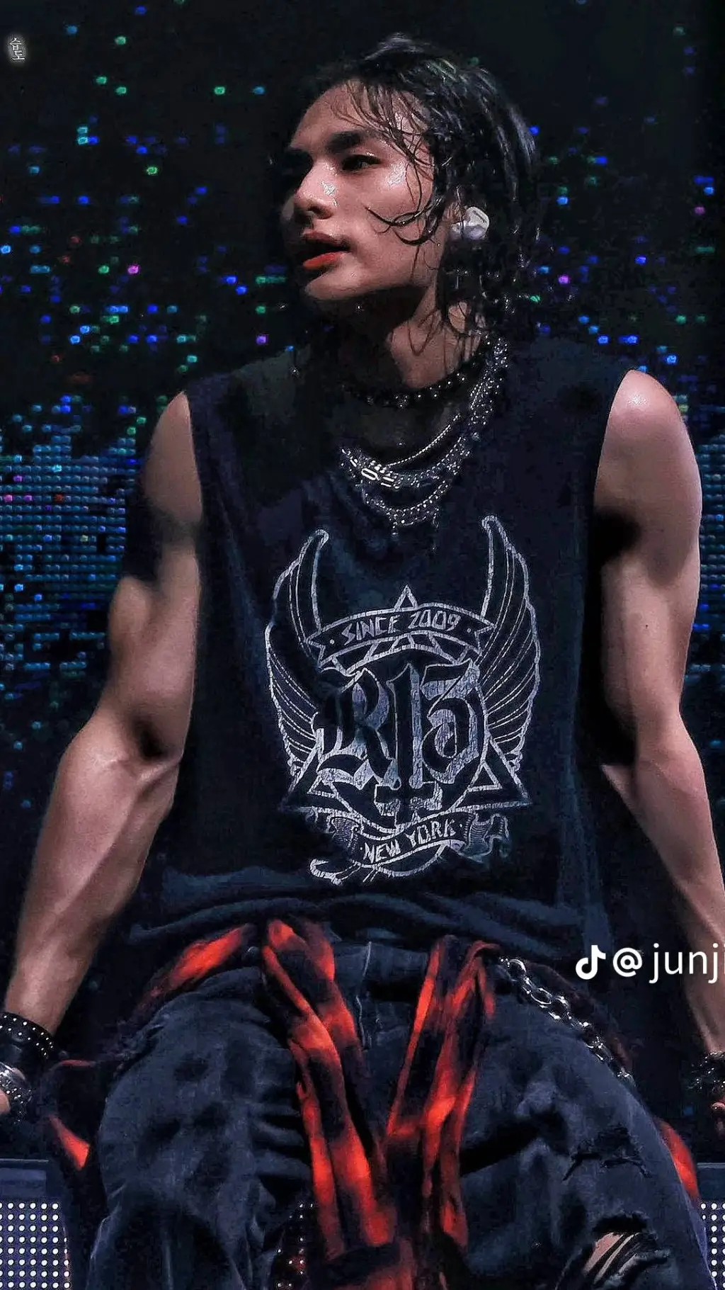 ai character: Hwang Hyunjin  background