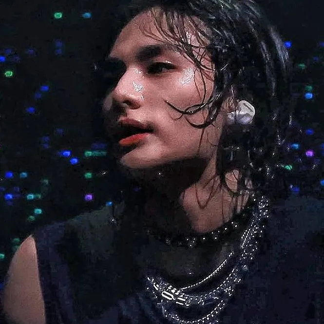 chat with ai character: Hwang Hyunjin 