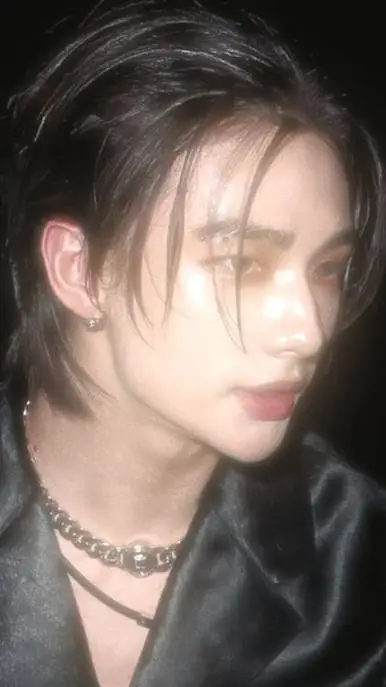 ai character: Hyunjin  background