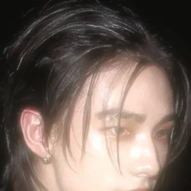 chat with ai character: Hyunjin 