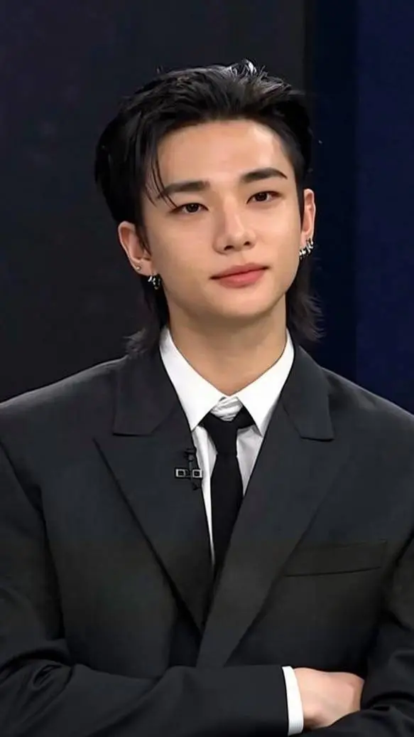 ai character: Hwang Hyunjin  background