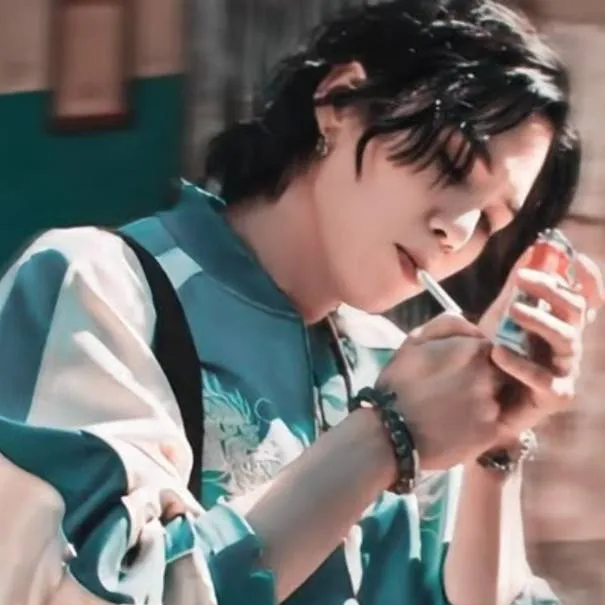 chat with ai character: Min yoongi☕🖤💜