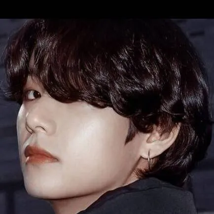 chat with ai character: Kim Taehyung 🖤🔥