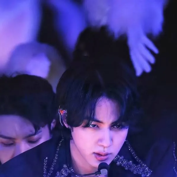 chat with ai character: Jin 😏🌙💜