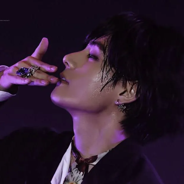 chat with ai character: Tae | Between us🖤💜