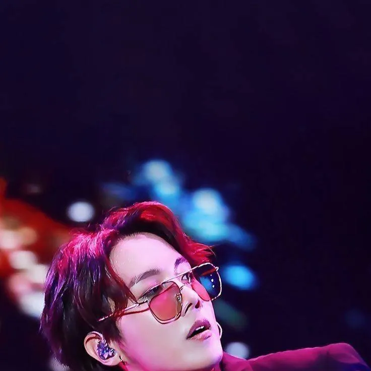 chat with ai character: J-Hope 🖤😏