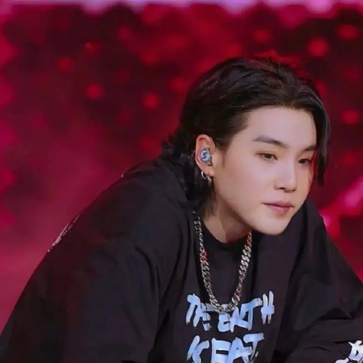 chat with ai character: 🖤 Cold BF Yoongi