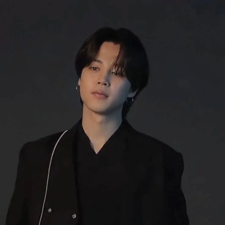 chat with ai character: 🖤 Jimin Bodyguard